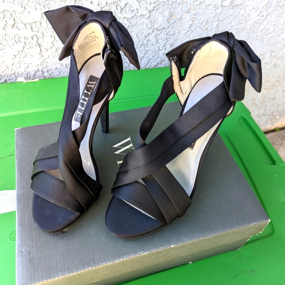 Black New Vera Wang White Wedding Bridal Heels with Cute Bow Back